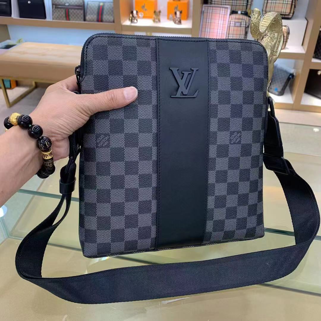 Túi đeo chéo Louis Vuitton District MM hoa đen siêu cấp like auth 99   TUNG LUXURY